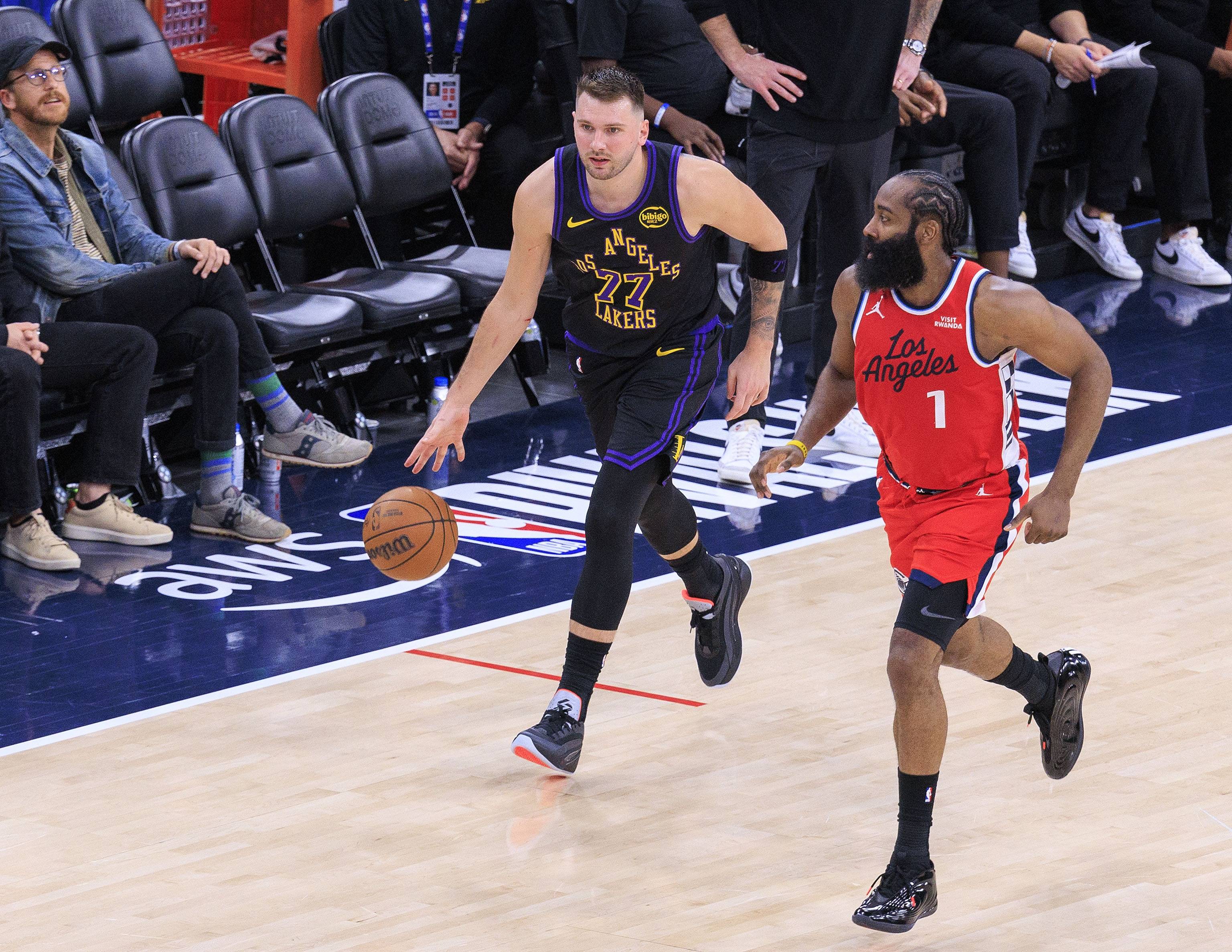 从今夜切尔西调整名单以备CBA常规赛到东契奇连续三场比赛得分超过关键助攻，清晨菲尼克斯太阳调整名单以备足总杯的简单介绍