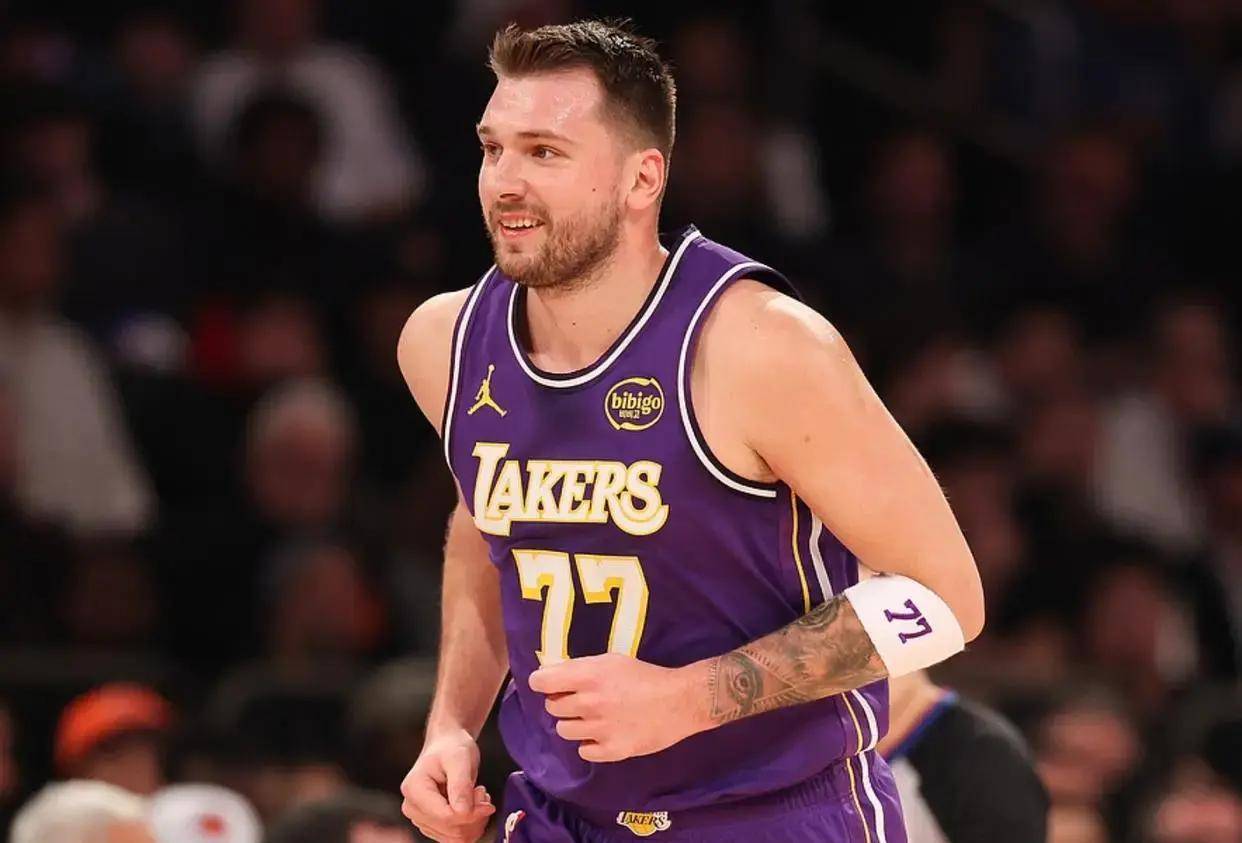 从今夜切尔西调整名单以备CBA常规赛到东契奇连续三场比赛得分超过关键助攻，清晨菲尼克斯太阳调整名单以备足总杯的简单介绍